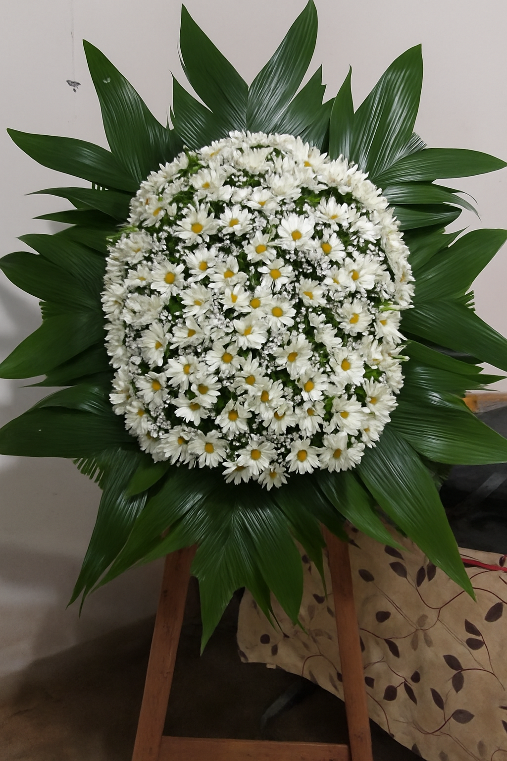 Coroa de flores vermelhas e brancas elegante