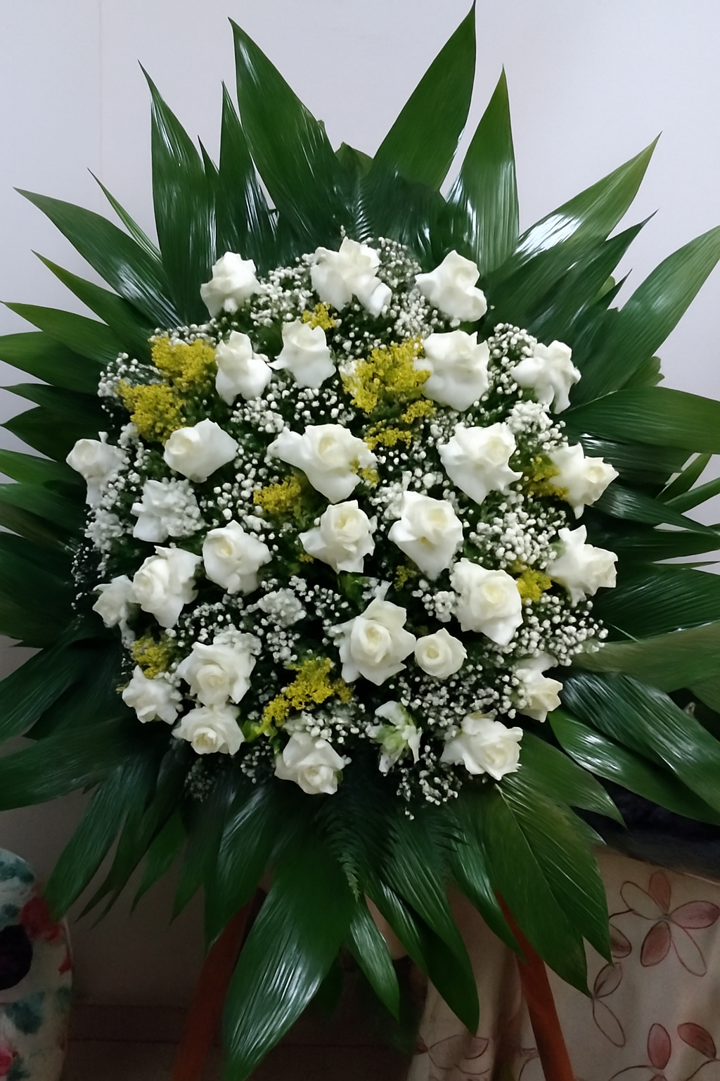 Coroa de flores coloridas variadas