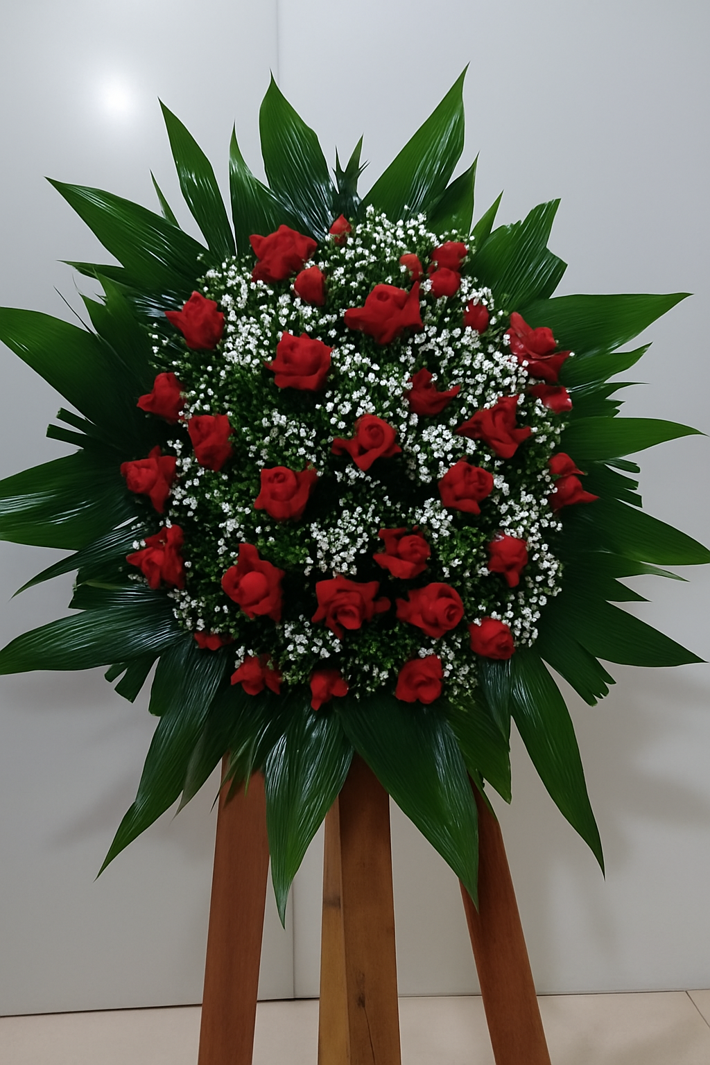 Coroa de flores brancas e amarelas