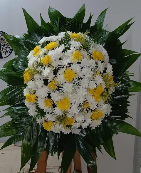 Coroa de flores brancas e amarelas