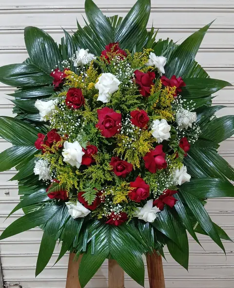 Coroa de flores vermelhas e brancas