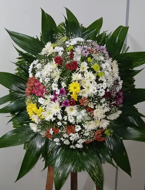 Coroa de flores coloridas variadas